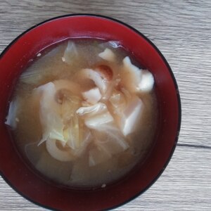 木綿豆腐とちくわとキャベツとネギのお味噌汁